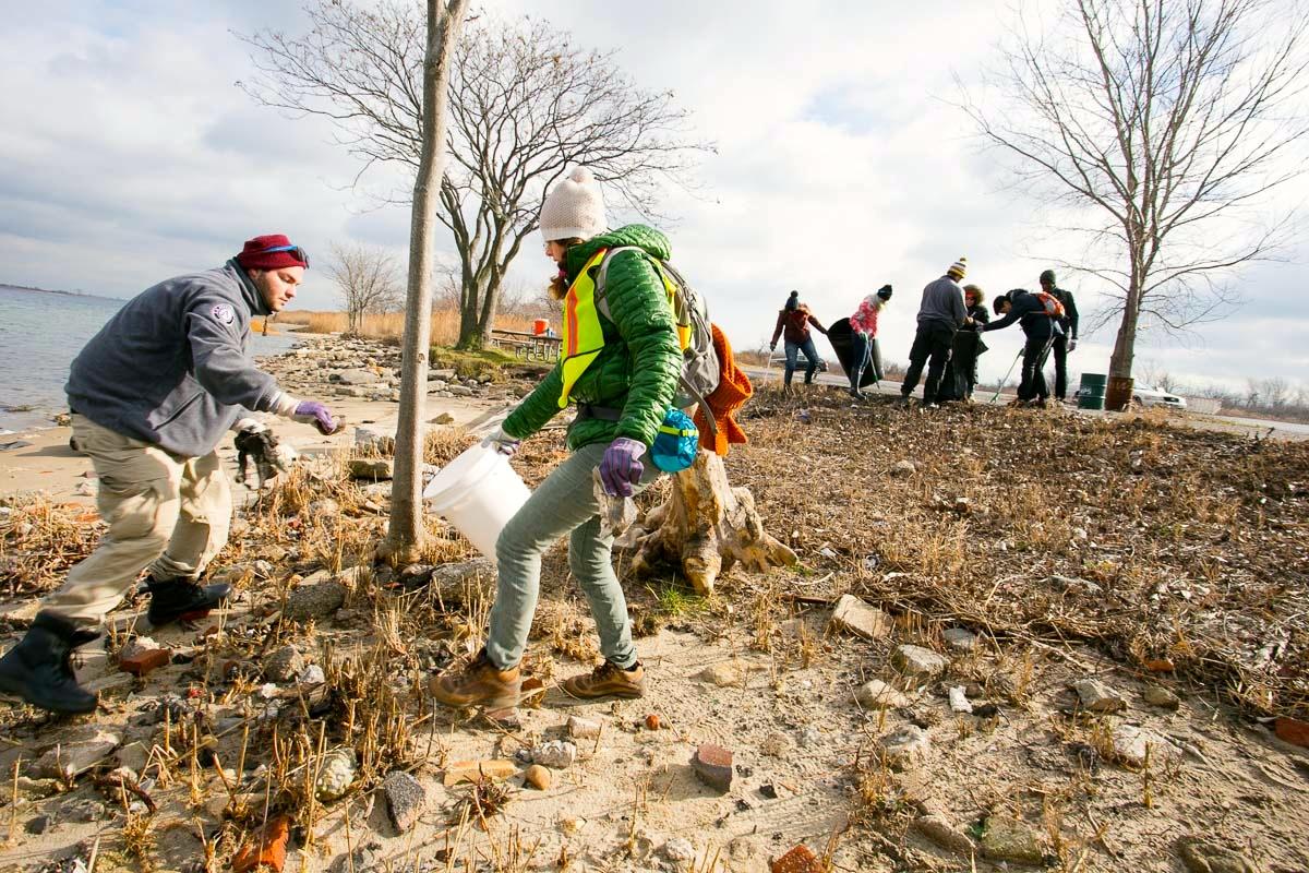 SCA volunteers participate in beach cleanup 